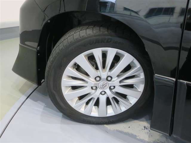 純正アルミホイール　タイヤサイズは235/50R18