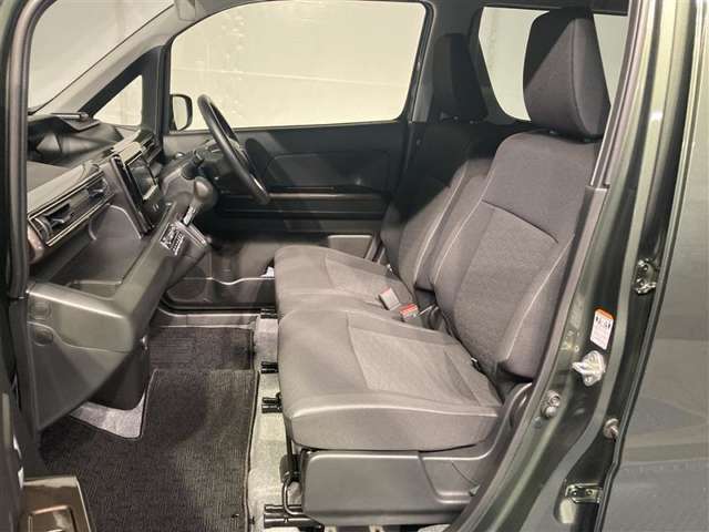 フロントシートです。ベンチシートで移動がラクラク♪交通量の多い道路や狭い駐車場などで助手席側から車外に出られるので便利です！