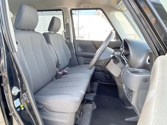 運転席まわりには十分なスペースがあり、大柄な方でもゆったり運転していただける環境です。