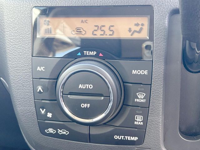 【オートエアコン】一度お好みの温度に設定すれば、車内の温度を検知し風量や温度を自動で調整。暑い…寒い…と何度もスイッチ操作をする必要はありません。快適な車内空間には必須の機能ですね♪