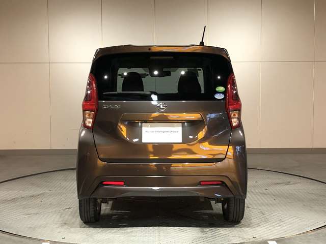 前・後方に車両や壁などの障害物がある場合、クルマが誤操作を察知して、衝突を未然に防ぎます。