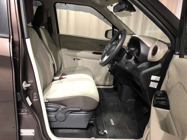 運転席も広々でゆったりとした気分で運転できます☆