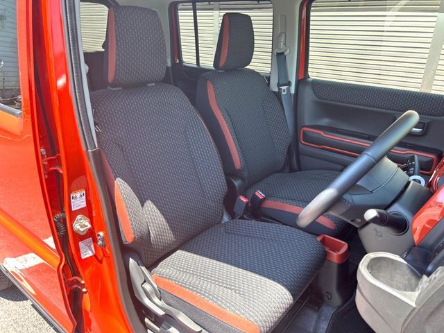 運転席シート廻りは使用感も少なく、良好な状態となっています。丁寧に使われていたことがよくわかりますね。