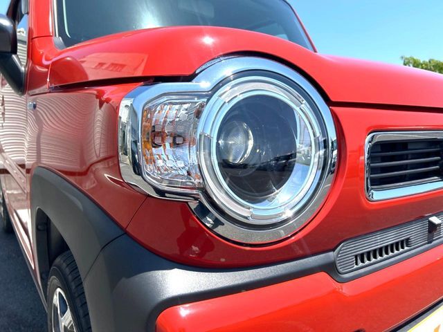 【LEDヘッドライト】悪天候や夜間走行時も良好な視界を確保し安心して運転できる高輝度LEDヘッドライトを装備！点灯速度が早く、消費電力も抑えられています。