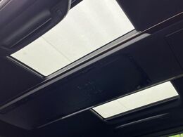 【左右独立ムーンルーフ】2列目左右席にそれぞれ配置されたガラスルーフ！日差しに合わせて片側だけシェードを閉めることも可能です！