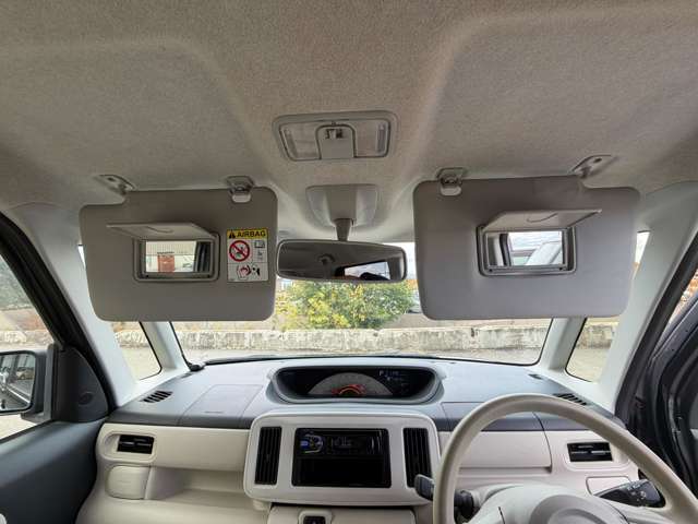 小さい鏡もついていますので、ちょっとしたお化粧直しにも★