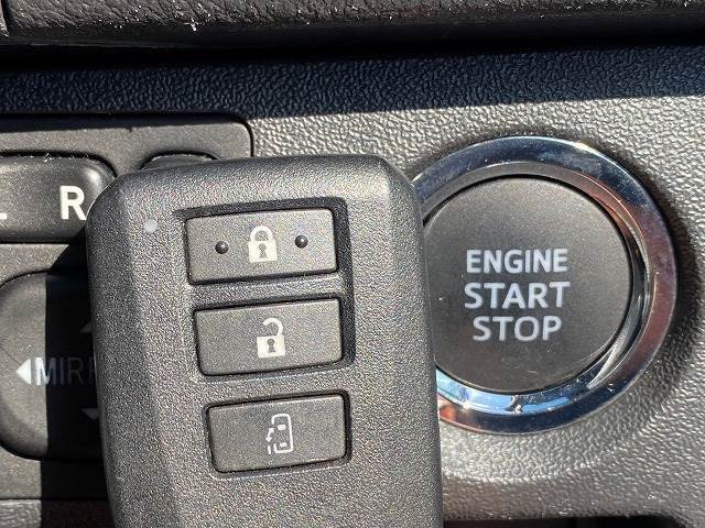 【スマートキー】車内へのアクセスやエンジン始動が楽々に行える今や必須アイテムのキー複製防止の「イモビライザー」まで備わっております。