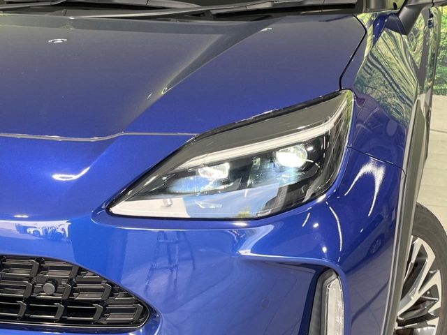 【LEDヘッドライト】悪天候や夜間走行時も良好な視界を確保し安心して運転できる高輝度LEDヘッドライトを装備！点灯速度が早く、消費電力も抑えられています。