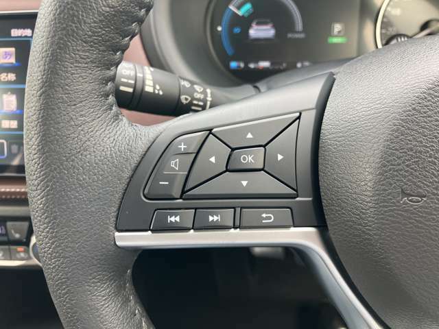 左側にオーデイオやナビのコントロールができるスイッチ、運転中は手を放さず手元で操作可能なんです！