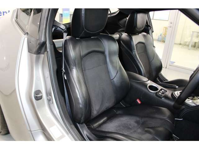 ★運転席シート。大きな汚れやダメージ等なく年式相応よりキレイにお使いです。