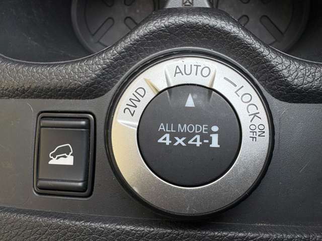 切替式4WD機能付き！2WD状態、AUTO4WD様態、LOCK4WD状態と切替が簡単に可能です！本格的なオフロードを走行する時などはLOCK、通常時は2WDと使い分けができますので経済的です！