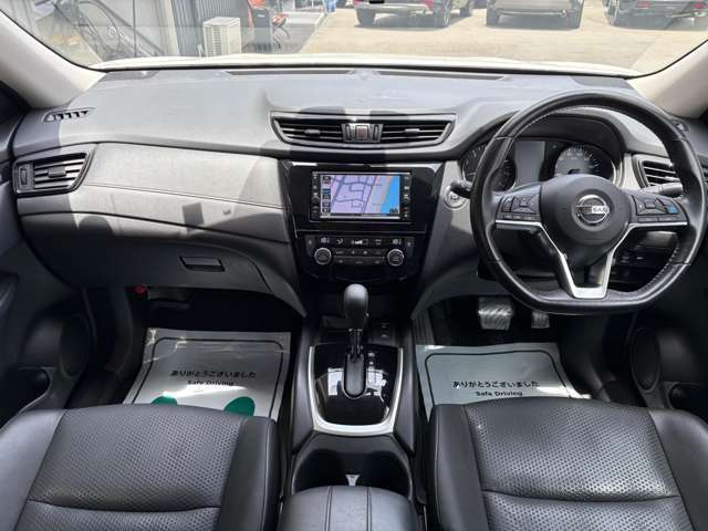 クリーニング専門スタッフが展示車の外装の磨き、内装のクリーニングをしています！納車前には改めて時間をかけてしっかりと外装・内装の仕上げを行いますので、気持ち良く納車を迎えていただけます！！