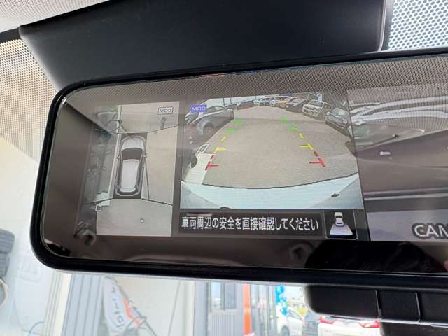 全方向が映し出されるアラウンドビューモニターが装備されております！シフトレバーをRに入れるだけで全方向の映像がナビに映し出されます！まるで上から見たような映像で、駐車をする際に助けてくれます！