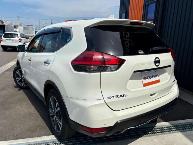 車体色は日産の『ブリリアントホワイトパール』というパールホワイトです♪新車時はオプションカラーとなり、追加料金が必要なカラーになります！しっかりとしたパールホワイトで輝きと高級感が漂います！