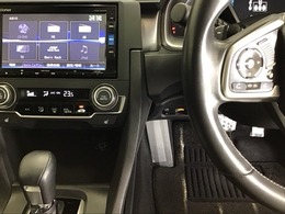 ホンダ純正メモリーナビ搭載なので、遠方へのドライブもお任せ下さい！ステアリング左手側にオーディオ関連のコントロールスイッチを配置しています。操作時は視線を逸らすことなく運転に集中できます