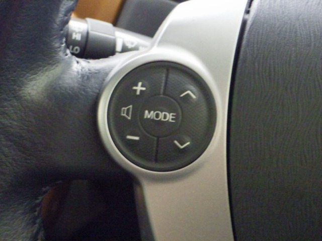 ハンドルオーディオリモコン。手元での操作も可能です。走行中でもハンドルから手を離さずに操作ができて安心です。