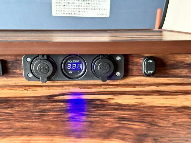 アクセサリー電源　電圧計