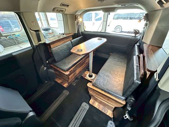サブバッテリー　350Wインバーター　電圧計　シンク　給排水タンク　テーブル　カーテン