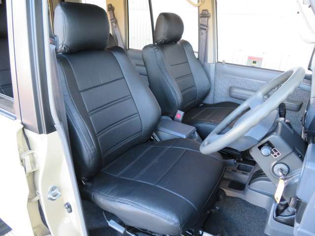 【運転席シート】長距離運転も疲れにくい構造になっております！追加でシートカバーの取付もできますので、お気軽にお問い合わせ下さい☆