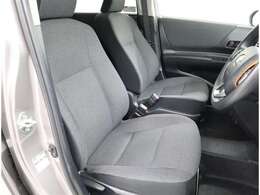 高いホールド性で運転姿勢が安定します。長距離ドライブでも疲れにくいのが魅力です。快適なドライビングライフをお送りください♪