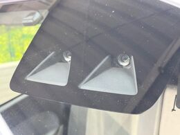 【スマートアシスト】走行中に前方の車両等を認識し、衝突しそうな時は警報とブレーキで衝突回避と被害軽減をアシスト。より安全にドライブをお楽しみいただけます。