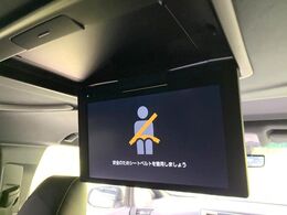 【フリップダウンモニター】大画面モニターで後席でもエンタメをお楽しみいただけます。小さなお子様にも大人気の装備です♪