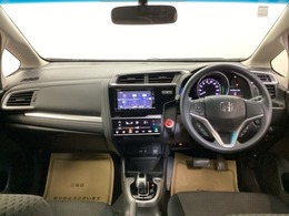 ドライバー目線の画像です。視界が確保されているので運転しやすいです。視認性のよいインパネ周りです。操作スイッチやカップホルダーも使いやすい位置に配置されています
