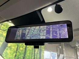 【インテリジェントルームミラー】後席の大きな荷物や同乗者で後方が確認しづらい時でも安心！カメラが撮影した車両後方の映像をルームミラー内に表示。クリアな視界で状況の確認が可能です！