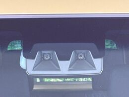 【スマートアシスト】走行中に前方の車両等を認識し、衝突しそうな時は警報とブレーキで衝突回避と被害軽減をアシスト。より安全にドライブをお楽しみいただけます。
