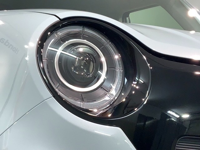 LEDヘッドライトは、点灯の瞬間から最大光量を発揮し、突然暗くなるトンネルなどでの安定感を高めます。