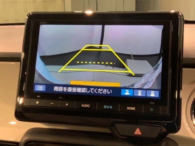 リバースギアに入れるだけで後方の表示へ切り替わります。夜間や雨の日の駐車も楽になりますよ。