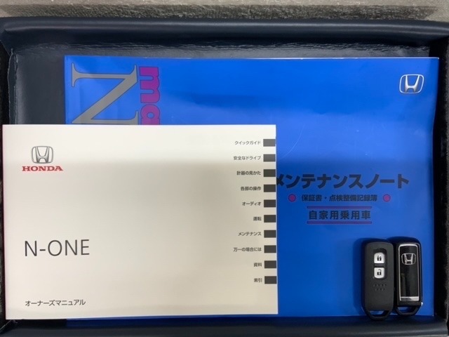 スマートキーは鍵をバッグに入れたままでもドアロックの開閉やエンジンのON・OFFができます。夜間や雨の日も鍵を探さなくて良いので便利です。