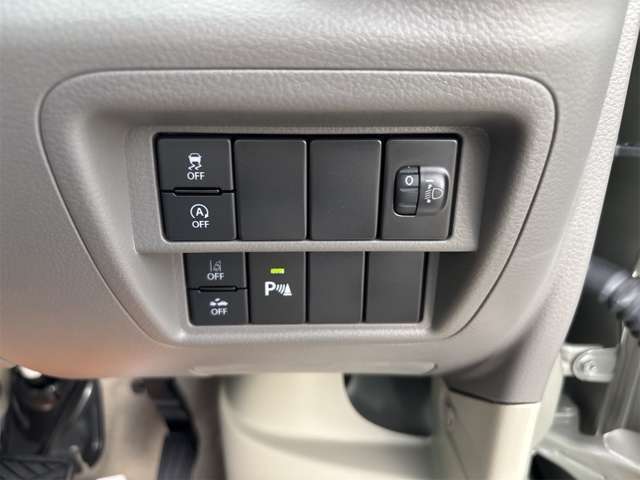 【レーンアシスト】センサーで通行帯を検知し、逸脱の危険性がある場合に音やハンドル操作でアシストします。