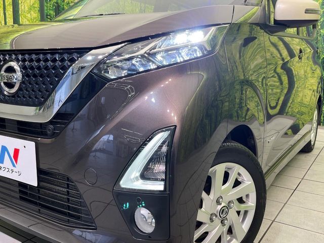 【LEDヘッドライト】悪天候や夜間走行時も良好な視界を確保し安心して運転できる高輝度LEDヘッドライトを装備！点灯速度が早く、消費電力も抑えられています。