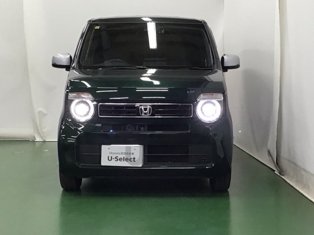 LEDヘッドライトを装備しています。LEDヘッドライトはとても明るく、雨の日や夜間走行も安全・安心です。オートライトコントロール付きで周囲の明るさに応じて自動で点灯・消灯します