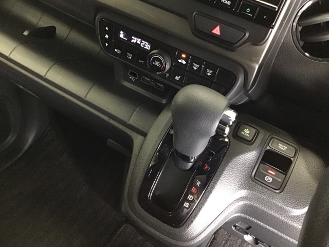 発進時から滑らかに加速する無段階変速のCVTはストップ/ゴーの多い街の中も快適です