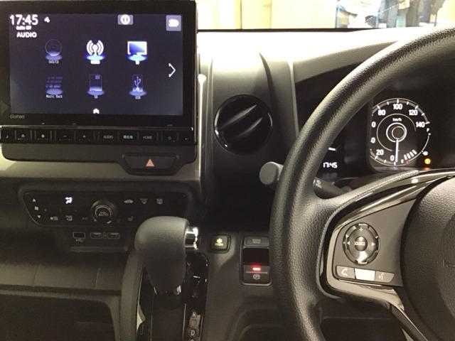 ホンダ純正メモリーナビ搭載なので、遠方へのドライブもお任せ下さい！ステアリング左手側にオーディオ関連のコントロールスイッチを配置しています。操作時は視線を逸らすことなく運転に集中できます