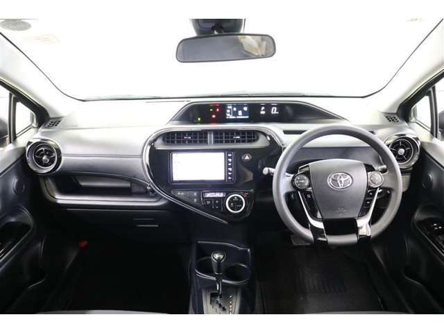 スタイルブラックの名前通りピアノブラック調パネルで上質感ある運転席廻りです。フードが低いセンターメーターで運転席からの視界は良く、操作ボタンなどは届きやすい位置に配置され利便性も良く使いやすいですよ。
