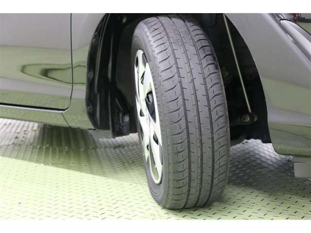 タイヤサイズ　185/60R15。