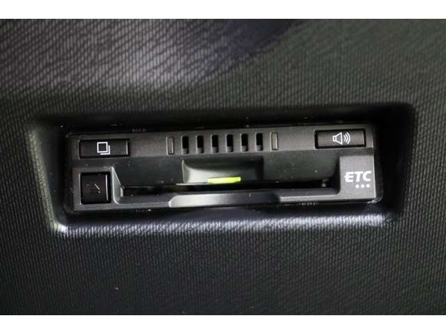 ETCはナビ連動機能付です。利用日や料金の確認がモニターで出来て便利ですよ。納車前には使用できるようにセットアップをさせていただきます。ETCカードの取扱もしておりますのでご相談下さいね。