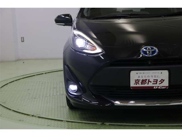 シャープなデザインのヘッドライトは環境にも優しく経済的なLED。クリアなライトで明るく前方を照らして視認性を確保してくれます。オートハイビーム機能付ですので、面倒なヘッドライトの切替えは不要です。