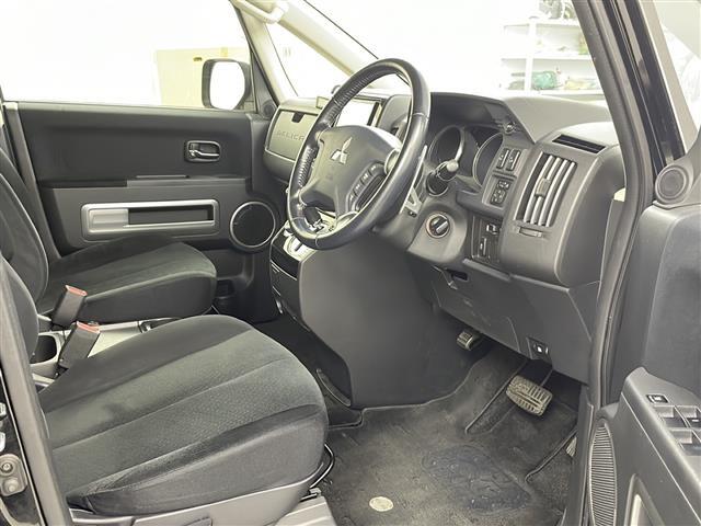 【運転席】座り心地が良いシートなので長時間の運転でも快適にお過ごしいただけます。新品のフロアマットのご注文も可能です。掲載箇所以外にご希望の写真がございましたらお気軽にお問い合わせ下さい。