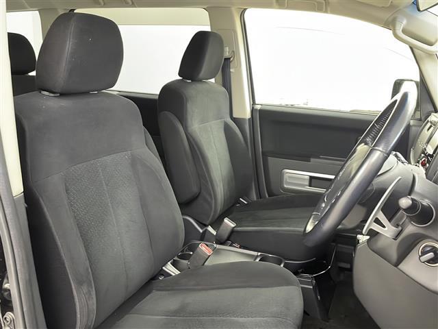【運転席】座り心地が良いシートなので長時間の運転でも快適にお過ごしいただけます。新品のフロアマットのご注文も可能です。掲載箇所以外にご希望の写真がございましたらお気軽にお問い合わせ下さい。