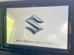 【純正ナビ】人気の純正ナビを装備しております。ナビの使いやすさはもちろん、オーディオ機能も充実！キャンプや旅行はもちろん、通勤や買い物など普段のドライブも楽しくなるはず♪