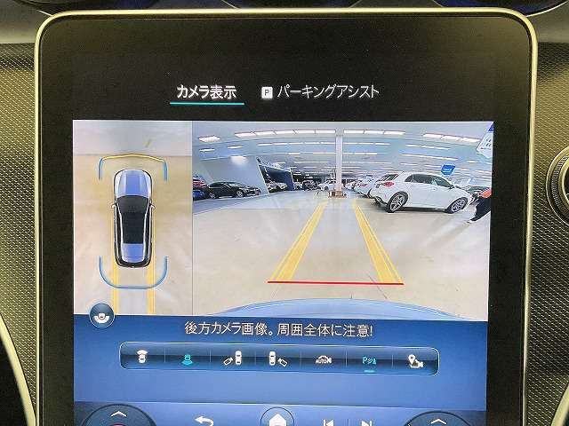 ■苦手な人が多い駐車場での車庫入れや狭い道でも大丈夫です/クルマの前後左右にカメラを設置してモニターで表示してくれるため、運転席から見えにくい場所を映し出してドライブをサポートします！