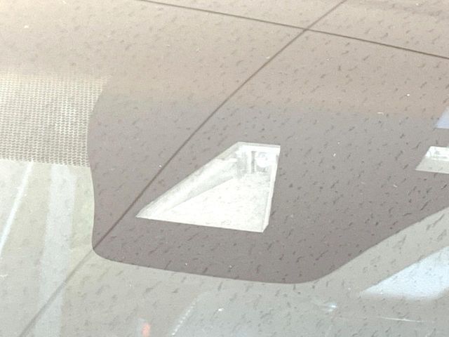 【トヨタセーフティセンス】走行中に前方の車両等を認識し、衝突しそうな時は警報とブレーキで衝突回避と被害軽減をアシスト。より安全にドライブをお楽しみいただけます。