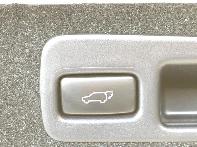 【パワーバックドア】スマートキーや運転席のボタンを押すだけでリアゲートが自動で開閉します！荷物を持っている時や、高い位置にあるバックドアを閉める際に便利な機能です♪