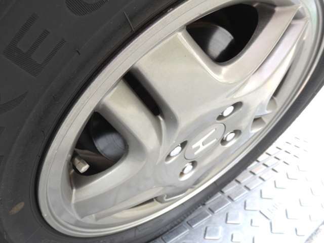 純正15インチアルミには、前後ともにBRIDGESTONE REGNO 195/60R15 88Hを装着しています。（純正アルミのコンディションも秀逸です。）