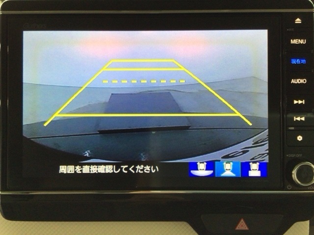 【バックカメラ】運転が苦手な方も車庫入れラクラクです！ギアをリバースに入れれば自動的に切り換わりますので、面倒な操作は不要です♪狭い駐車場もお車を傷つけず安心ですね！