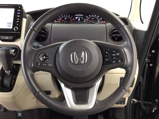 【ハンドル】運転にかかわる様々な操作を安全に行えるように視点移動が少なく操作性に配慮されたスイッチ類が凝縮されたコックピットです。